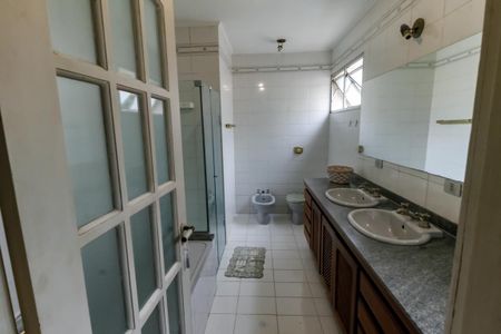 Casa à venda com 380m², 4 quartos e 3 vagasBanheiro da Suíte 2