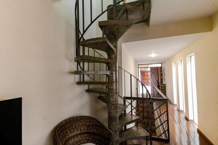 Casa à venda com 380m², 4 quartos e 3 vagasEscada acesso Suíte 4