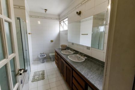Casa à venda com 380m², 4 quartos e 3 vagasBanheiro da Suíte 2