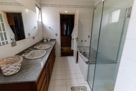 Casa à venda com 380m², 4 quartos e 3 vagasBanheiro da Suíte 2