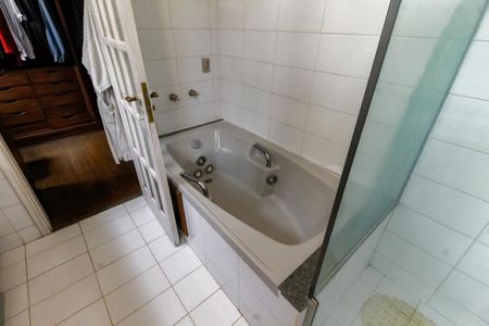 Casa à venda com 380m², 4 quartos e 3 vagasBanheiro da Suíte 2 - Banheira
