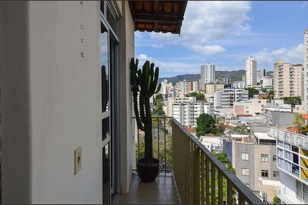 Apartamento à venda com 95m², 3 quartos e 2 vagasVaranda Quarto 2