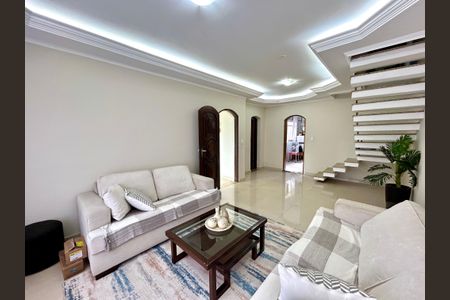 Casa à venda com 298m², 4 quartos e 2 vagasSala