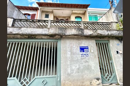 Casa à venda com 298m², 4 quartos e 2 vagasPlaca instalada na fachada do imóvel 