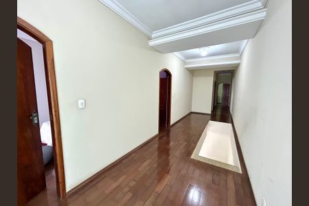 Casa à venda com 298m², 4 quartos e 2 vagasCorredor