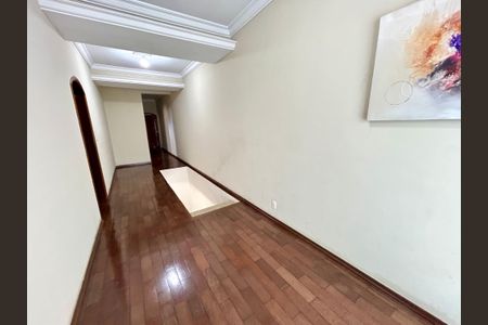 Casa à venda com 298m², 4 quartos e 2 vagasCorredor