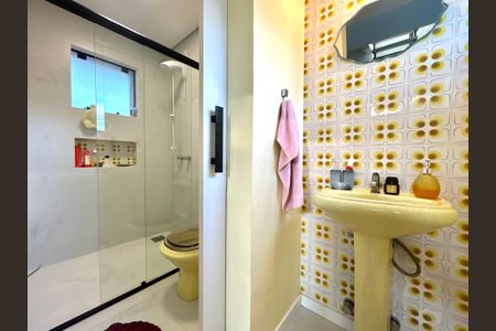 Casa para alugar com 100m², 3 quartos e 2 vagasBanheiro social 