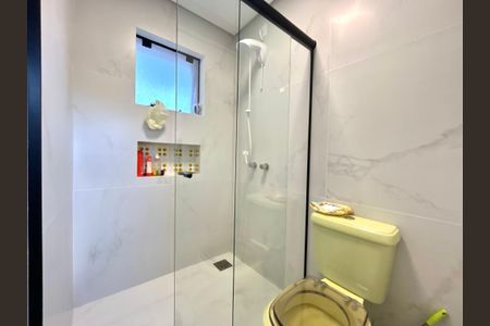 Casa para alugar com 100m², 3 quartos e 2 vagasBanheiro social 