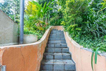 Casa à venda com 700m², 3 quartos e 12 vagasEscada apra piscina 