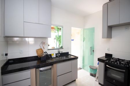 Casa à venda com 105m², 2 quartos e 2 vagasCozinha e Área de Serviço