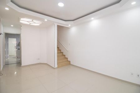 Casa de condomínio à venda com 101m², 2 quartos e 2 vagasSala
