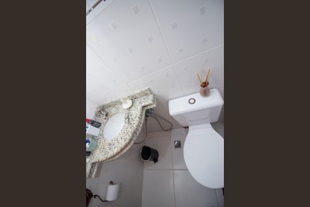 Casa de condomínio à venda com 150m², 3 quartos e 2 vagasLavabo