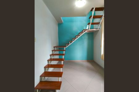 Apartamento para alugar com 100m², 3 quartos e sem vaga Apartamento para alugar com 100m², 3 quartos e sem vagaEscada