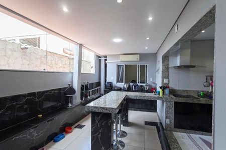 Casa à venda com 307m², 3 quartos e 4 vagasCozinha e Área de Serviço