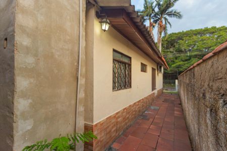 Casa à venda com 120m², 4 quartos e 8 vagasFachada Lateral