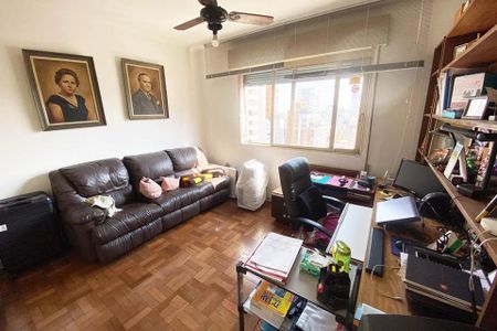 Apartamento à venda com 185m², 4 quartos e 1 vaga Apartamento à venda com 185m², 4 quartos e 1 vagaSala de estar com móveis de couro e retratos na parede, com vista para a cidade.