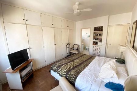 Apartamento à venda com 185m², 4 quartos e 1 vaga Apartamento à venda com 185m², 4 quartos e 1 vagaQuarto com cama, TV e armários brancos, com um banheiro ao fundo.