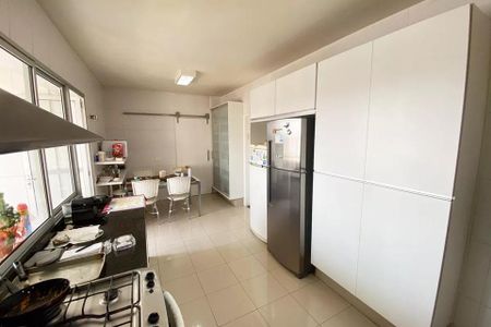 Apartamento à venda com 185m², 4 quartos e 1 vaga Apartamento à venda com 185m², 4 quartos e 1 vagaCozinha com móveis brancos, iluminação natural e equipamentos de cozinha modernos.