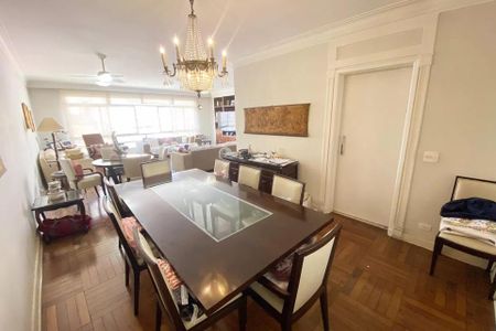 Apartamento à venda com 185m², 4 quartos e 1 vaga Apartamento à venda com 185m², 4 quartos e 1 vagaSala de jantar com mesa de madeira e iluminação clássica, com vista para a cozinha e jardim.