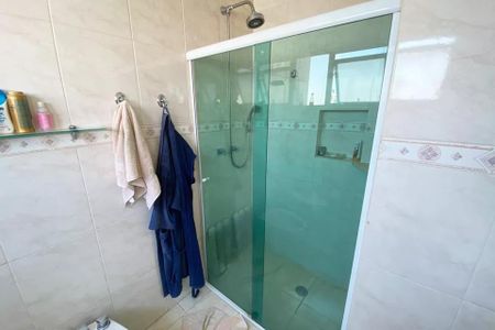 Apartamento à venda com 185m², 4 quartos e 1 vaga Apartamento à venda com 185m², 4 quartos e 1 vagaBanheiro com chuveiro e pia, com uma porta de vidro e um espelho acima da pia.