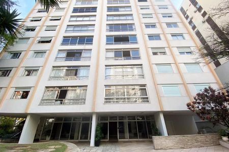 Apartamento à venda com 185m², 4 quartos e 1 vaga Apartamento à venda com 185m², 4 quartos e 1 vagaEdifício residencial com varanda e jardim, com vista para a cidade.