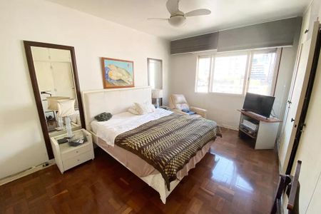Apartamento à venda com 185m², 4 quartos e 1 vaga Apartamento à venda com 185m², 4 quartos e 1 vagaQuarto com cama de casal, duas cadeiras e uma pintura de um cavalo no fundo.