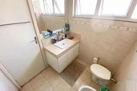 Apartamento à venda com 185m², 4 quartos e 1 vaga Apartamento à venda com 185m², 4 quartos e 1 vagaBanheiro com piso de porcelanato, pia de porcelanato e vários produtos de higiene.