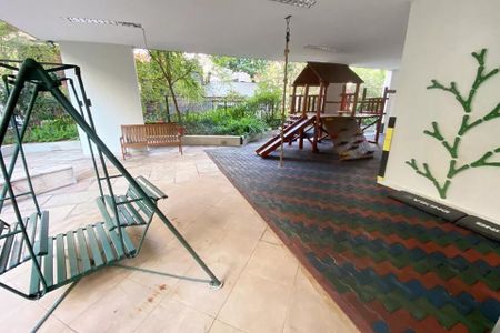 Apartamento à venda com 185m², 4 quartos e 1 vaga Apartamento à venda com 185m², 4 quartos e 1 vagaPátio com escada de madeira e brinquedos para crianças, cercado por árvores e arbustos.
