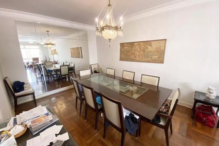 Apartamento à venda com 185m², 4 quartos e 1 vaga Apartamento à venda com 185m², 4 quartos e 1 vagaTabela de jantar com iluminação clara e chandelier, com vista para a sala de estar.