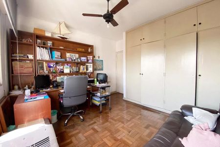 Apartamento à venda com 185m², 4 quartos e 1 vaga Apartamento à venda com 185m², 4 quartos e 1 vagaEscritório com móveis de madeira, ar condicionado e vista para a cidade.