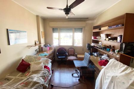 Quarto simples com cama, móveis e iluminação adequada. de apartamento à venda com 4 quartos, 185m² em Jardim Paulista, São Paulo