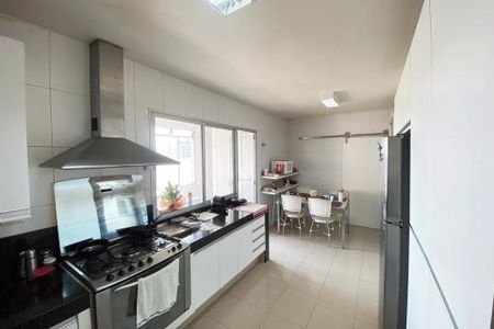 Apartamento à venda com 185m², 4 quartos e 1 vaga Apartamento à venda com 185m², 4 quartos e 1 vagaCozinha com fogão, forno, geladeira e pia, com iluminação natural e boa qualidade.