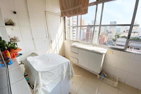 Apartamento à venda com 185m², 4 quartos e 1 vaga Apartamento à venda com 185m², 4 quartos e 1 vagaBanheiro com pia e vaso sanitário, com vista para a cidade.