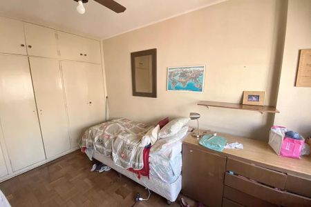 Apartamento à venda com 185m², 4 quartos e 1 vaga Apartamento à venda com 185m², 4 quartos e 1 vagaQuarto simples com cama de solteiro, móveis de madeira e piso de parquete.