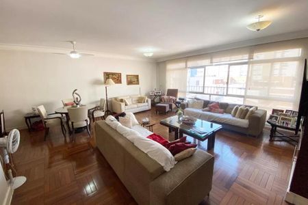 Sala de estar com móveis modernos e iluminação natural, com vista para a cidade. de apartamento à venda com 4 quartos, 185m² em Jardim Paulista, São Paulo