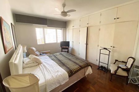 Apartamento à venda com 185m², 4 quartos e 1 vaga Apartamento à venda com 185m², 4 quartos e 1 vagaQuarto com cama, TV e móveis simples, com vista para a cidade.