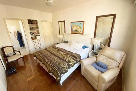 Apartamento à venda com 185m², 4 quartos e 1 vaga Apartamento à venda com 185m², 4 quartos e 1 vagaQuarto com cama, sofá e armário, com uma pintura de um gato no fundo.
