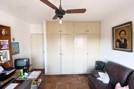 Apartamento à venda com 185m², 4 quartos e 1 vaga Apartamento à venda com 185m², 4 quartos e 1 vagaSala de estar com móveis de madeira e pintura branca, com uma pintura de uma mulher na parede.