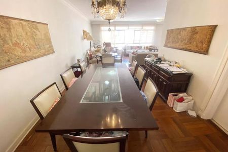 Apartamento à venda com 185m², 4 quartos e 1 vaga Apartamento à venda com 185m², 4 quartos e 1 vagaSala de jantar com mesa de madeira e cadeiras de couro, iluminada por uma lâmpada de cristal.