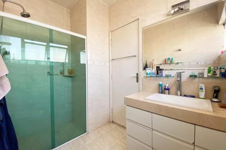 Apartamento à venda com 185m², 4 quartos e 1 vaga Apartamento à venda com 185m², 4 quartos e 1 vagaBanheiro com chuveiro e pia branca, com armários e espelho acima do lavabo.
