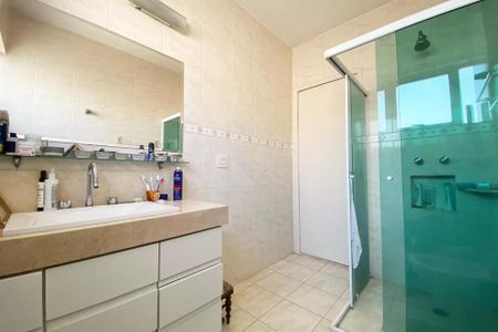 Apartamento à venda com 185m², 4 quartos e 1 vaga Apartamento à venda com 185m², 4 quartos e 1 vagaBanheiro com piso de porcelanato, pia de granito e chuveiro de vidro.
