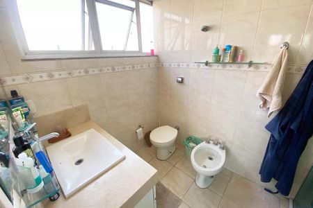 Apartamento à venda com 185m², 4 quartos e 1 vaga Apartamento à venda com 185m², 4 quartos e 1 vagaBanheiro com piso de porcelanato, vaso sanitário e lavabo brancos, e janela com vista para a rua.