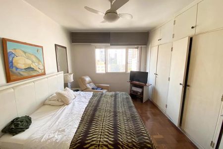 Apartamento à venda com 185m², 4 quartos e 1 vaga Apartamento à venda com 185m², 4 quartos e 1 vagaQuarto com cama, TV e móveis simples, com vista para a cidade.