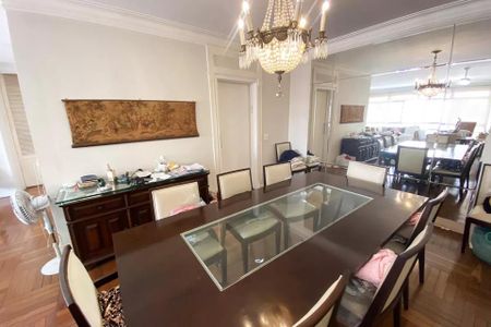 Apartamento à venda com 185m², 4 quartos e 1 vaga Apartamento à venda com 185m², 4 quartos e 1 vagaTabela de madeira com vidro central, iluminada por lâmpadas de cristal, em sala de jantar.