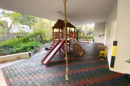 Apartamento à venda com 185m², 4 quartos e 1 vaga Apartamento à venda com 185m², 4 quartos e 1 vagaPátio com escada de madeira e brinquedos para crianças, cercado por jardim e arborizado.