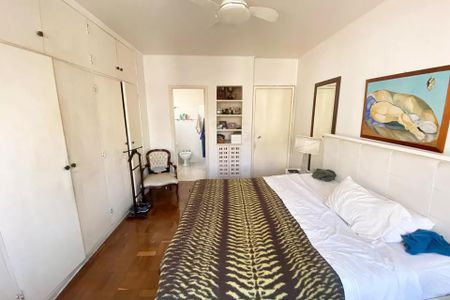 Apartamento à venda com 185m², 4 quartos e 1 vaga Apartamento à venda com 185m², 4 quartos e 1 vagaQuarto com cama de solteiro, armário, porta de entrada e porta de banheiro, com pintura de mulher nua no fundo.
