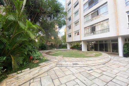 Apartamento à venda com 185m², 4 quartos e 1 vaga Apartamento à venda com 185m², 4 quartos e 1 vagaPátio com gramado e plantas em frente a um edifício de apartamentos.