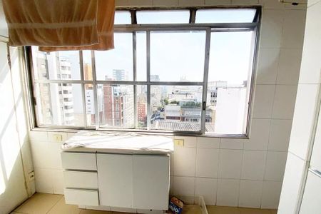 Apartamento à venda com 185m², 4 quartos e 1 vaga Apartamento à venda com 185m², 4 quartos e 1 vagaVista da cidade através de uma janela grande e iluminada, com um armário branco e um balcão de cozinha.