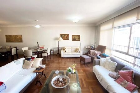 Apartamento à venda com 185m², 4 quartos e 1 vaga Apartamento à venda com 185m², 4 quartos e 1 vagaSala de estar com móveis brancos e cores pastéis, iluminada por luz natural e artificial.
