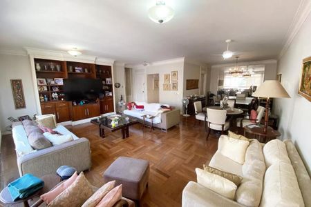 Apartamento à venda com 185m², 4 quartos e 1 vaga Apartamento à venda com 185m², 4 quartos e 1 vagaSala de estar com móveis confortáveis e decoração aconchegante, TV e prateleiras de madeira.